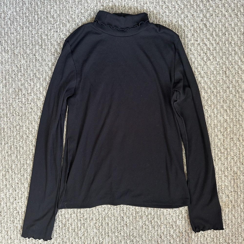 Japanese Lettuce edged turtle neck long sleeved tee GU large